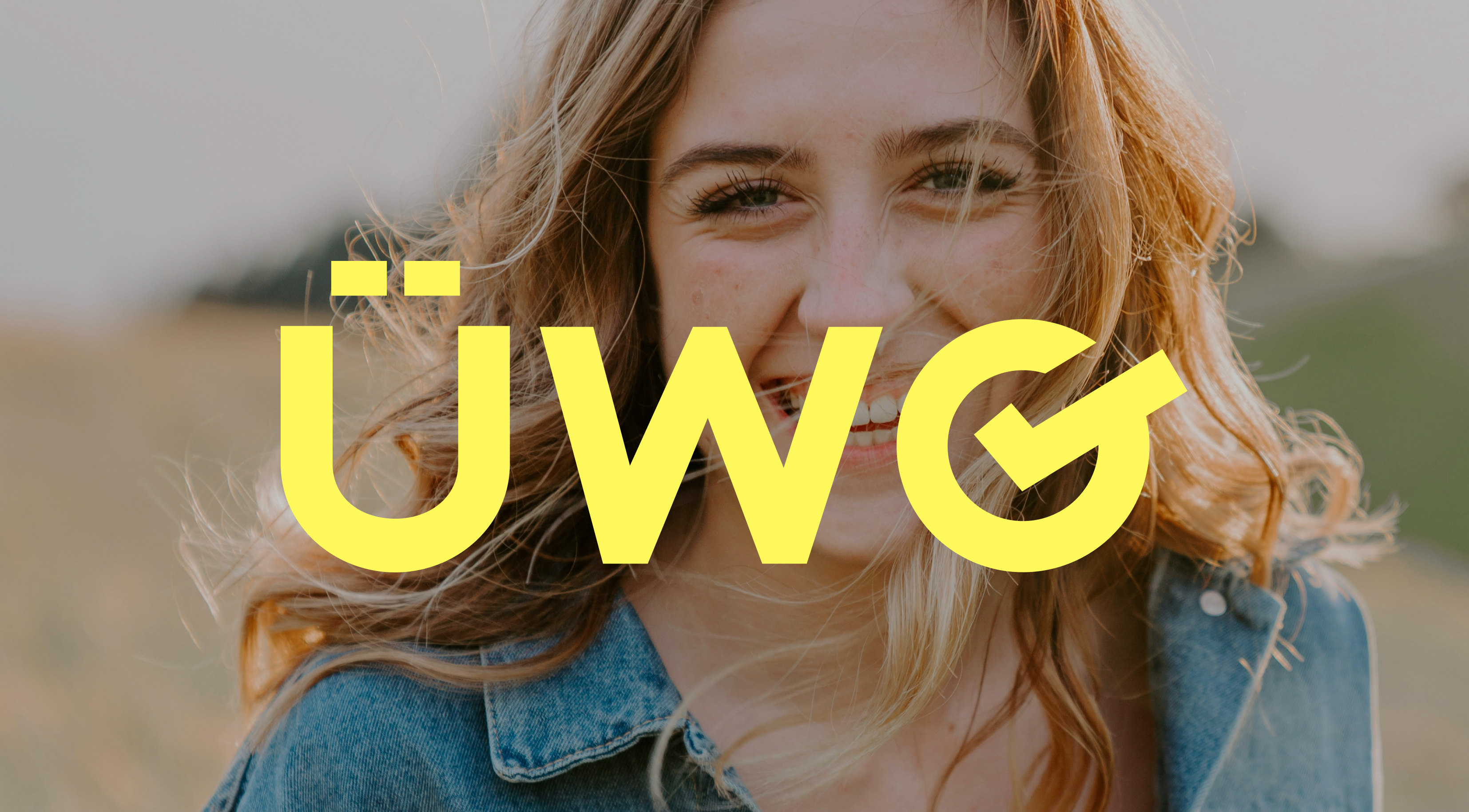 ÜWG Logo auf Portrait einer lachenden Frau in der Natur